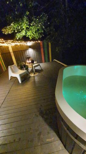 a bath tub sitting on top of a wooden deck at Kaimo turizmo sodyba Geras in Leliūnai