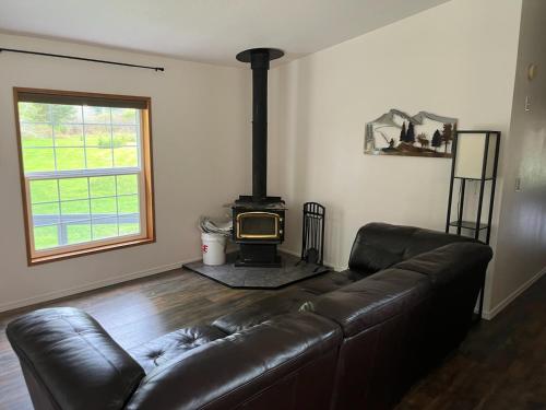 Χώρος καθιστικού στο A Relaxing Getaway-A Backwoods Cabin SolDuc River