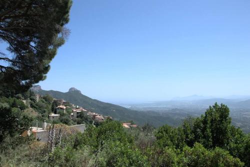 バウネーイにあるMontecolcau Panoramic viewの山の丘の上の村