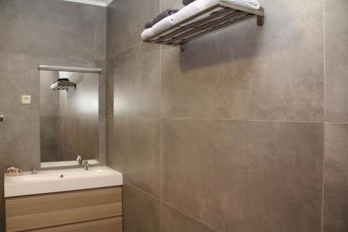 a bathroom with a sink and a mirror at Simon Vendégház Balatongyörök in Balatongyörök