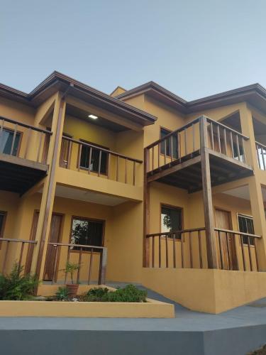 un edificio con balcones en un lateral en TEMPO FLATS E HOSPEDAGEM, en Alto Paraíso de Goiás