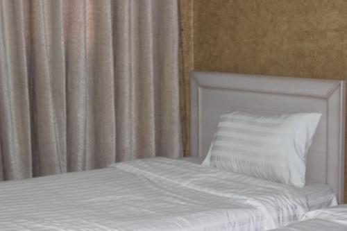 Tempat tidur dalam kamar di Lavina Hotel Apartments