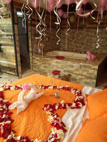 a room with a bed with flowers and a bath tub at Finca Campestre Villa del Campo in Santa Rosa de Cabal