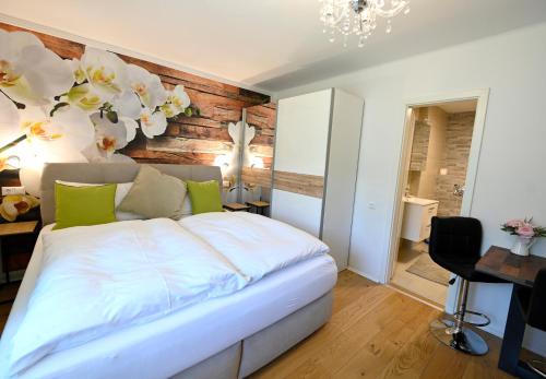 a bedroom with a bed with flowers on the wall at Enjoyit Velden West in Selpritsch