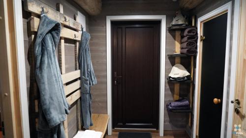 un pasillo con un armario con chaquetas denim en la puerta en Gervės dvaro svečių namelis en Vėžionys