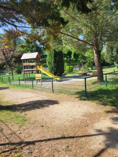 einen Park mit Spielplatz mit Rutsche in der Unterkunft Appartement ardeche vallée de l'ouvèze SANS extérieur mais à proximité de parcs in Flaviac