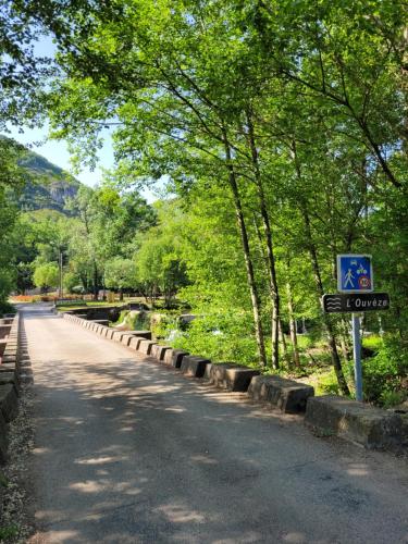 un cartello stradale sul lato di una strada di Appartement ardeche vallée de l'ouvèze SANS extérieur mais à proximité de parcs a Flaviac