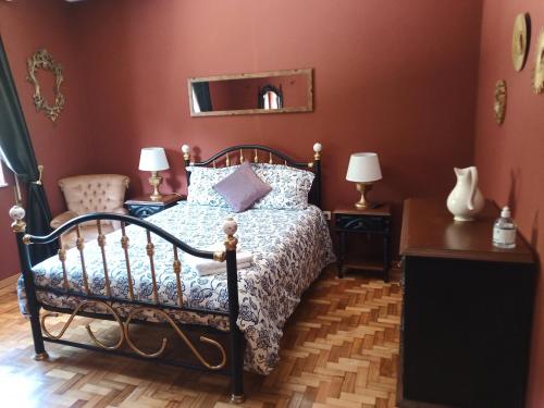Tempat tidur dalam kamar di Alojamento local Angel`s