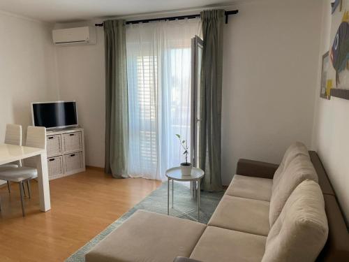 sala de estar con sofá y mesa en Apartment Branka Kustura, en Hvar