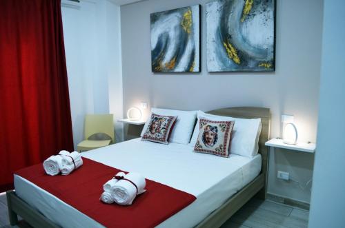 um quarto com uma cama com duas toalhas em Casa Canali em Palermo