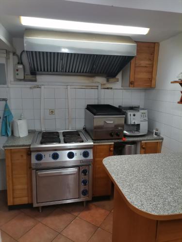 Dapur atau dapur kecil di Guest House Yanita