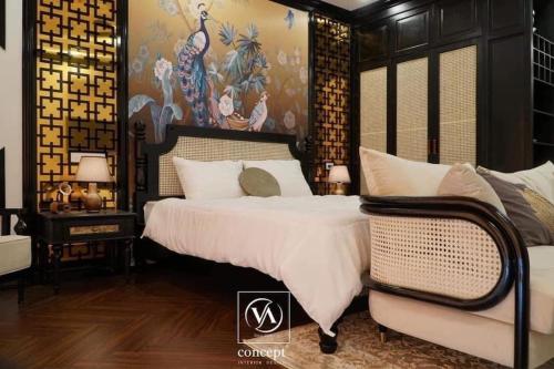 1 dormitorio con 1 cama blanca grande y 1 sofá en TMS Pullman Quy Nhơn The Maison House, en Quy Nhon