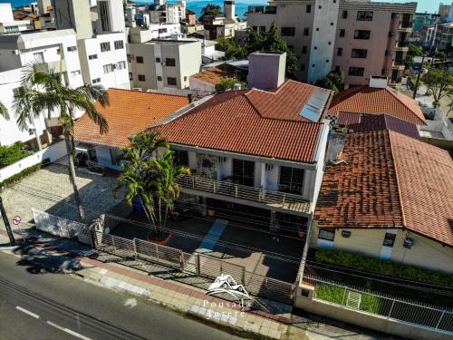 uma vista aérea de uma casa com um telhado em POUSADA JURERE em Florianópolis