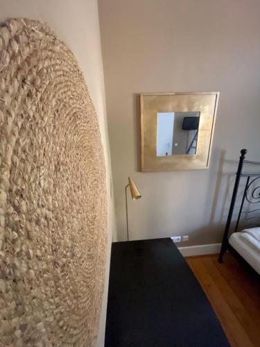 a room with a bed and a mirror on the wall at AUERSTEIN-Hotels auerstein & auerstein-mono in Heidelberg