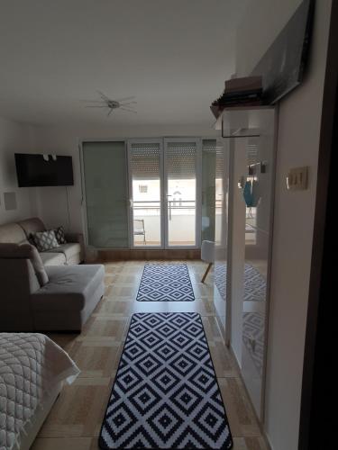 um quarto com uma sala de estar com um sofá e uma sala de estar em Apartman Bečići - Budva em Budva