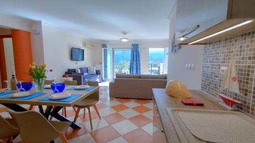 eine Küche und ein Wohnzimmer mit einem Tisch und Stühlen in der Unterkunft Blue Lagoon Luxury Apartment G2 in Argostoli