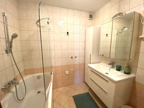 Ένα μπάνιο στο Apartment above Lake Bled