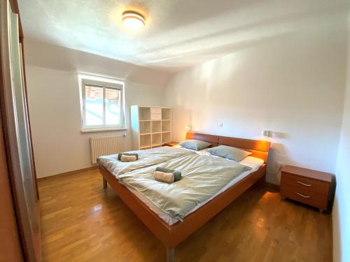 Ένα ή περισσότερα κρεβάτια σε δωμάτιο στο Apartment above Lake Bled