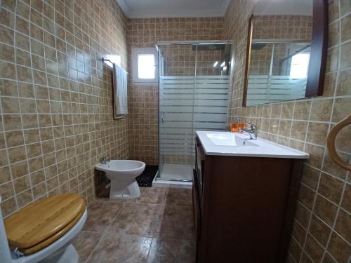 a bathroom with a toilet and a sink and a shower at Chalet independiente con amplio jardín y barbacoa AT - CC-00678 in Puerto Rey