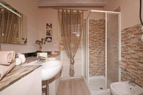 Villa Luna Stunning Modern Villa Shared Infinity Pool, Big garden, Fantastic lake view,AC, photo 3