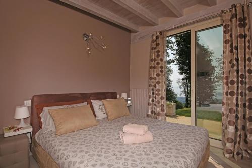 Villa Luna Stunning Modern Villa Shared Infinity Pool, Big garden, Fantastic lake view,AC, photo 2