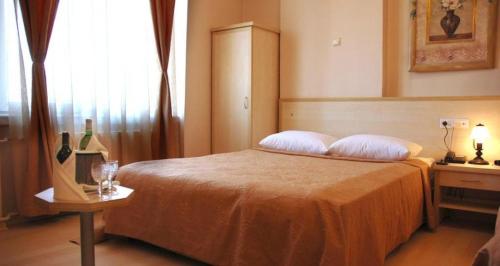 1 dormitorio con cama, mesa y ventana en KOLAĞASI HOTEL, en Corum