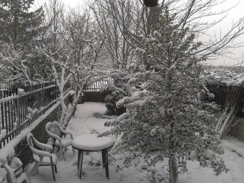a snow covered garden with a table and chairs at Apartamento Rural Arluzepe in Echarri-Aranaz