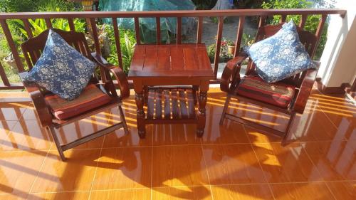 Ein Balkon oder eine Terrasse in der Unterkunft Phatra Hostel