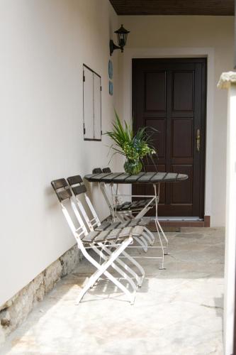a table and chairs sitting next to a door at Hezká chalupa in Strmilov