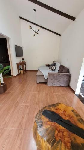 Télévision ou salle de divertissement dans l'établissement Seu Paraíso nas Montanhas