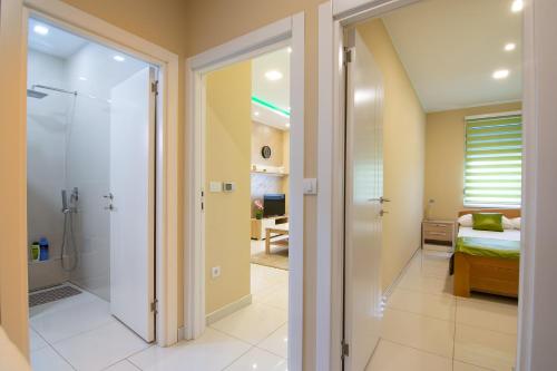 a bathroom with a shower and a bedroom at Jana apartmani in Novi Grad