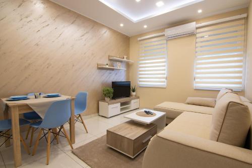 Novi GradにあるJana apartmaniのソファとテーブルのあるリビングルーム