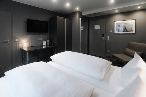 Кровать или кровати в номере Hotel am Augustinerplatz