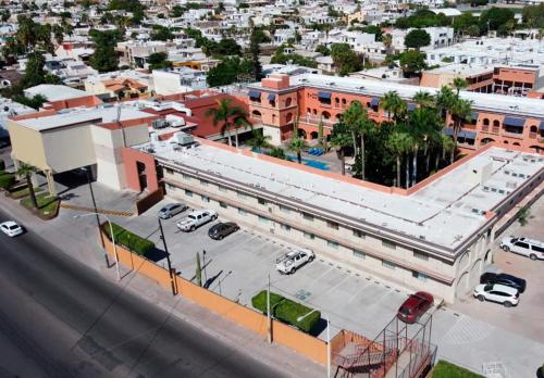 uma vista superior de uma cidade com um parque de estacionamento em Gamma Guaymas Armida Hotel em Guaymas
