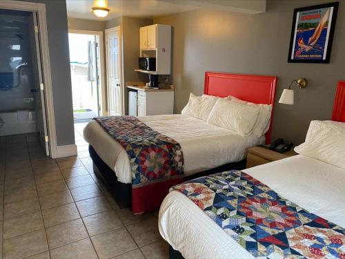 pokój hotelowy z 2 łóżkami i oknem w obiekcie Seawinds Motel & Cottages w mieście Digby