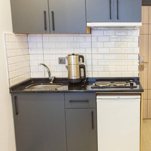a kitchen with a sink and a counter top at ÇAMLICA PARK OTEL in Of