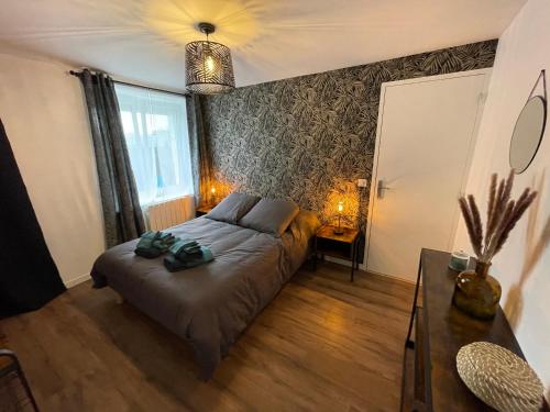 niewielka sypialnia z łóżkiem i stołem w obiekcie Logement avec terrasse,4 pers, parking w mieście Concarneau