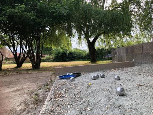 Zahrada ubytování Gîte du Rossignol à 5 minutes du Château de la Citardière et à 14 minutes du Château de Bourneau