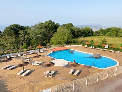Bazén v ubytování Hotel Gudamendi nebo v jeho okolí