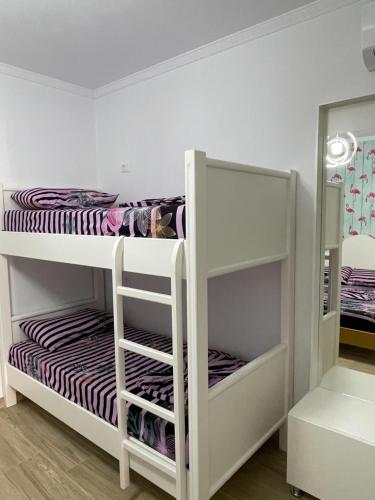 Bunk bed o mga bunk bed sa kuwarto sa Casa de la Playa