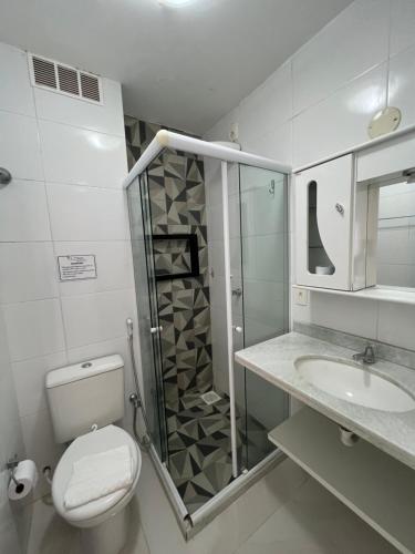 y baño con aseo, lavabo y ducha. en Edifício Flora, en Angra dos Reis