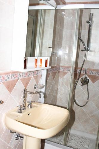 Bilik mandi di Affittacamere Pantaleone