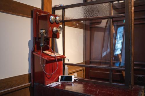 金泽Machiya Guest House Carta的一张桌子上带手机的敞开的门