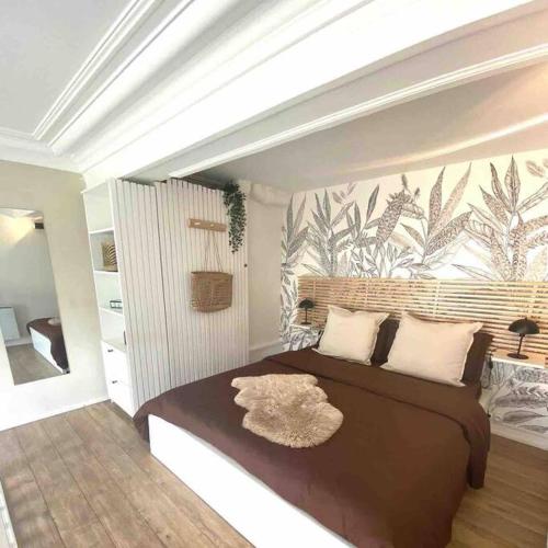 - une chambre avec un grand lit brun dans l'établissement Duplex au centre de Wimereux et proche de la mer, à Wimereux