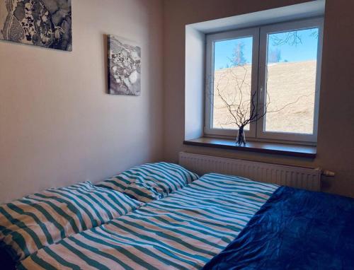 Una cama o camas en una habitación de Chalupa Mezi Kopci