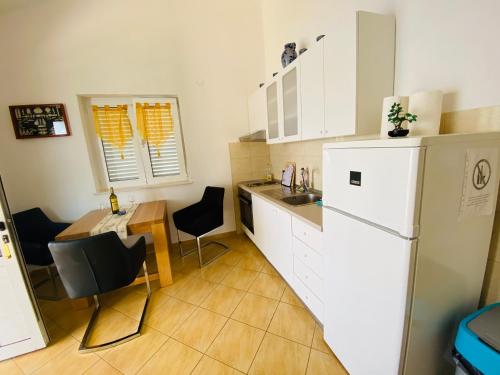 Dapur atau dapur kecil di Apartmani-joe