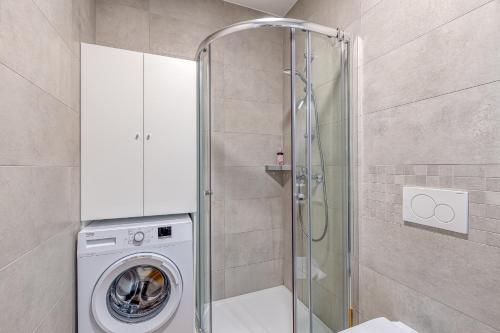 La salle de bains est pourvue d'une douche et d'un lave-linge. dans l'établissement Apartment Stoja, à Pula