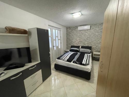Ένα ή περισσότερα κρεβάτια σε δωμάτιο στο Apartmani-joe
