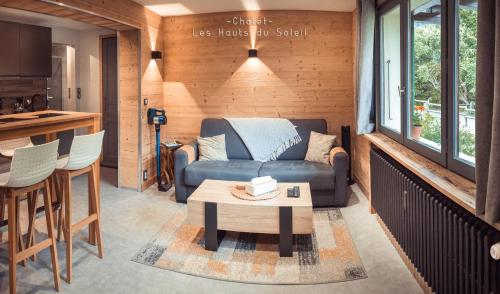 un soggiorno con divano e tavolo di Appartement Chalet Les hauts du soleil a Chamonix-Mont-Blanc