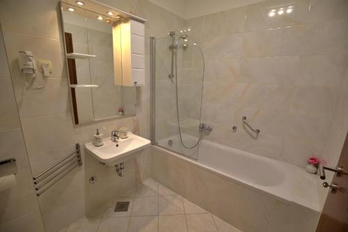y baño con ducha, lavabo y bañera. en Mai en Dubrovnik